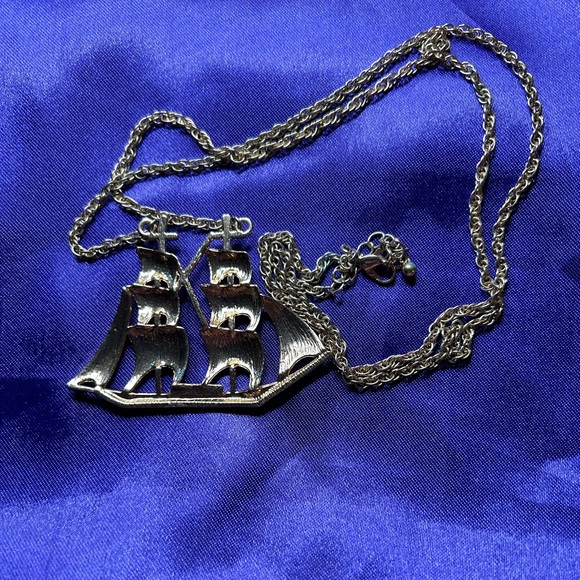 URBAN OUTFITTERS Gold Tone metal and enamel Ship necklace. - Picture 4 of 8